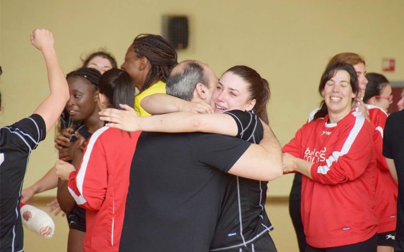 entrenador abraza a jugadora del bm colores